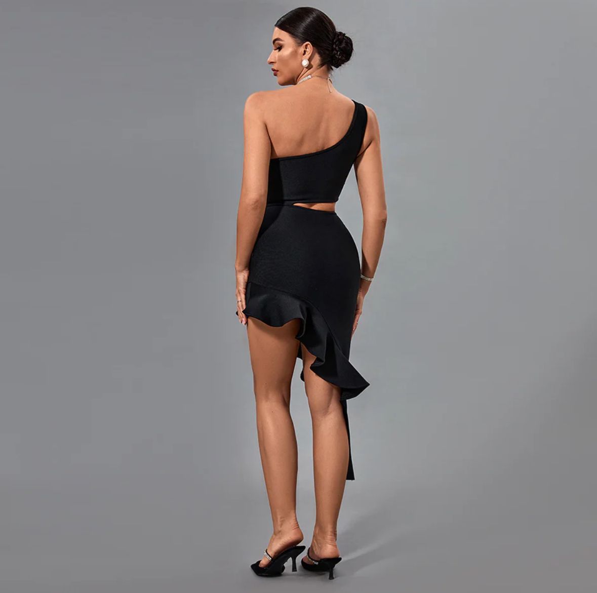 Rochie neagră pe umăr - imagine 2