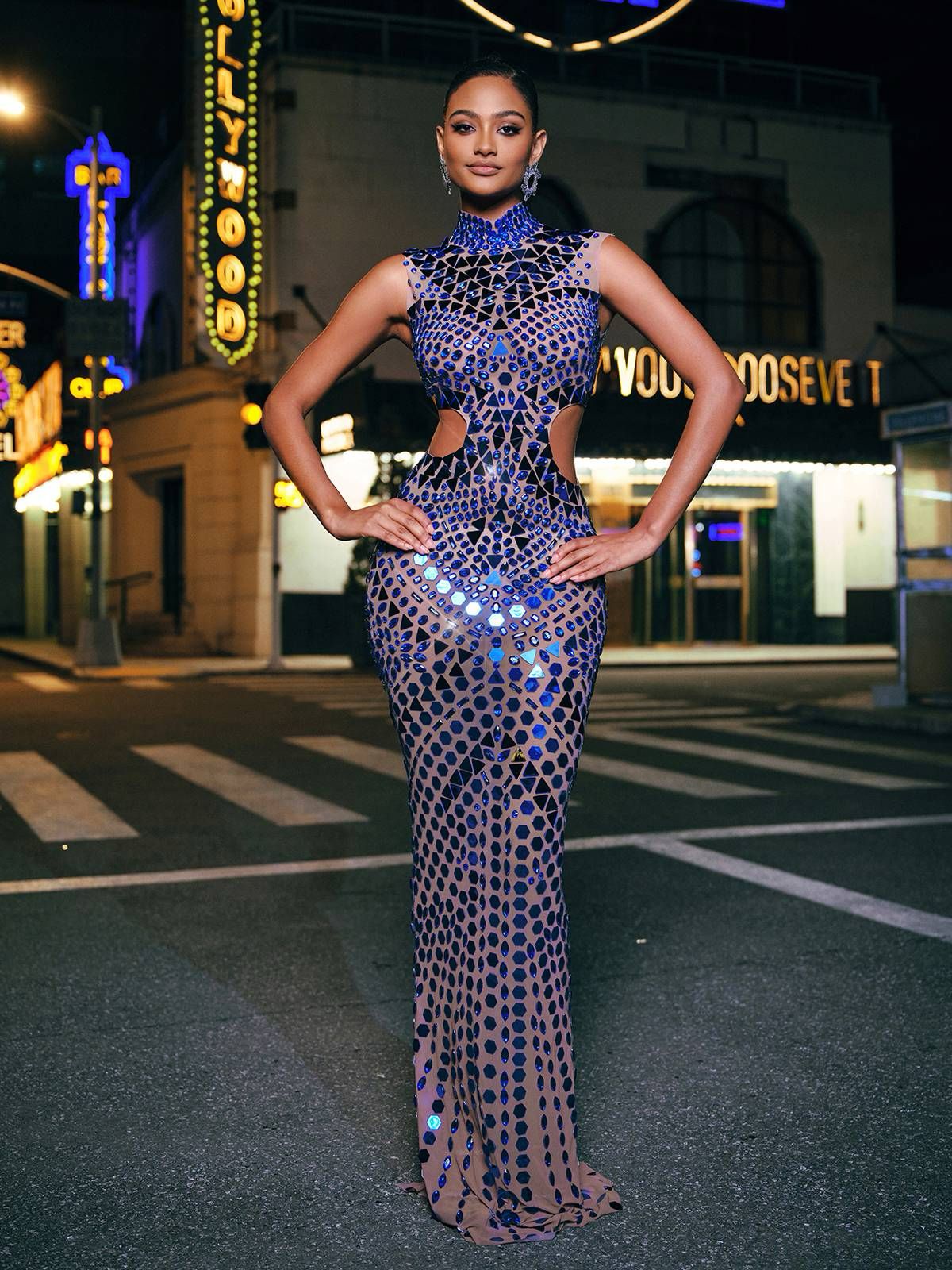 Rochie semi transparentă cu pietre albastre