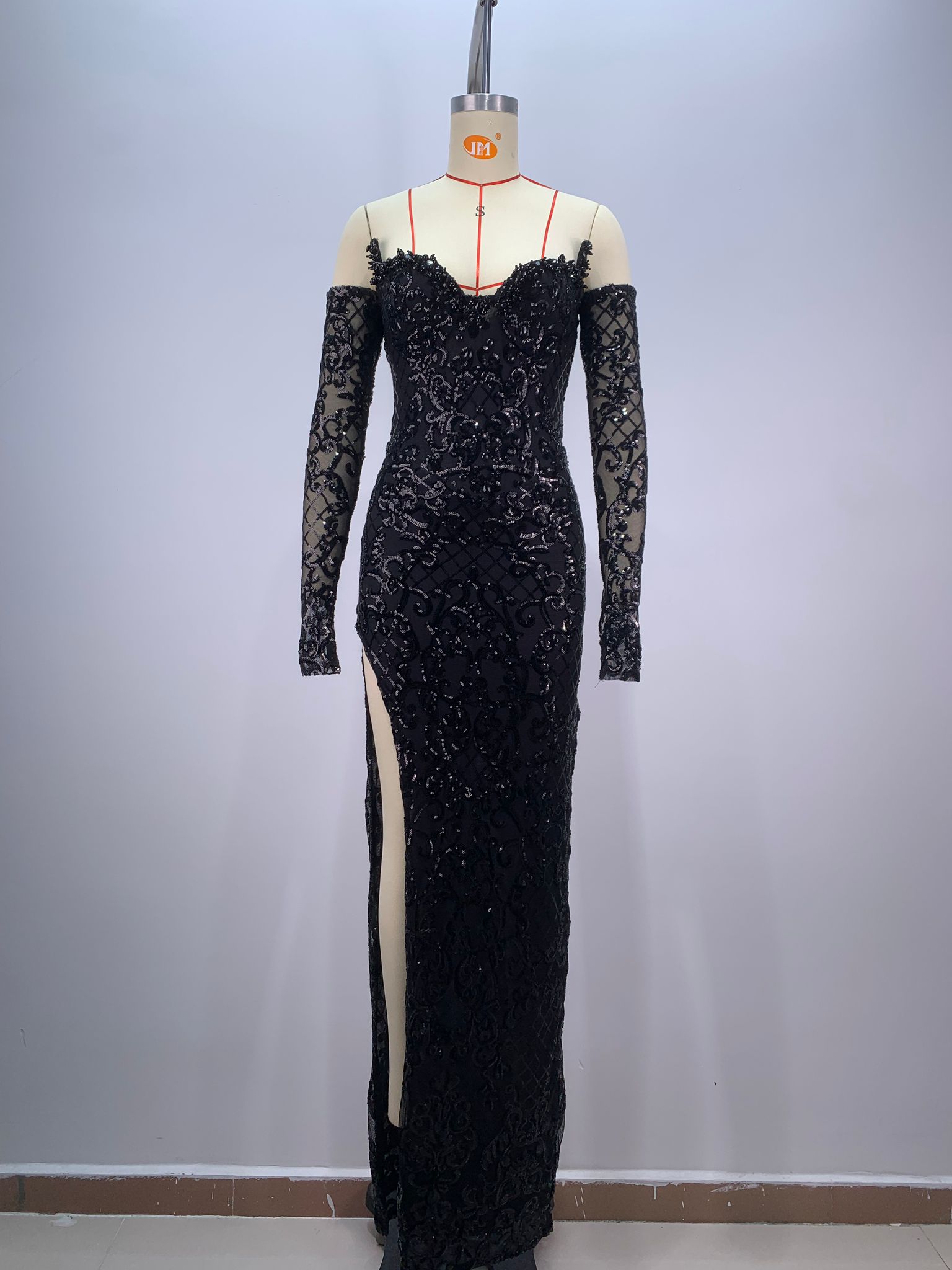 Rochie decorată cu paiete strălucitoare - imagine 3