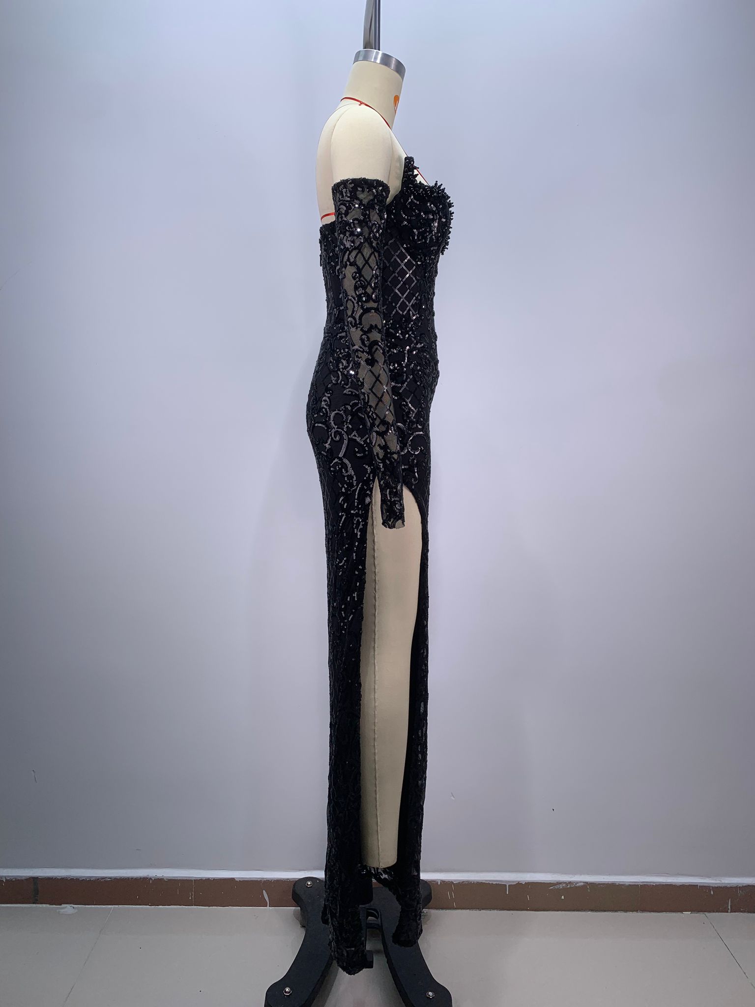 Rochie decorată cu paiete strălucitoare - imagine 5