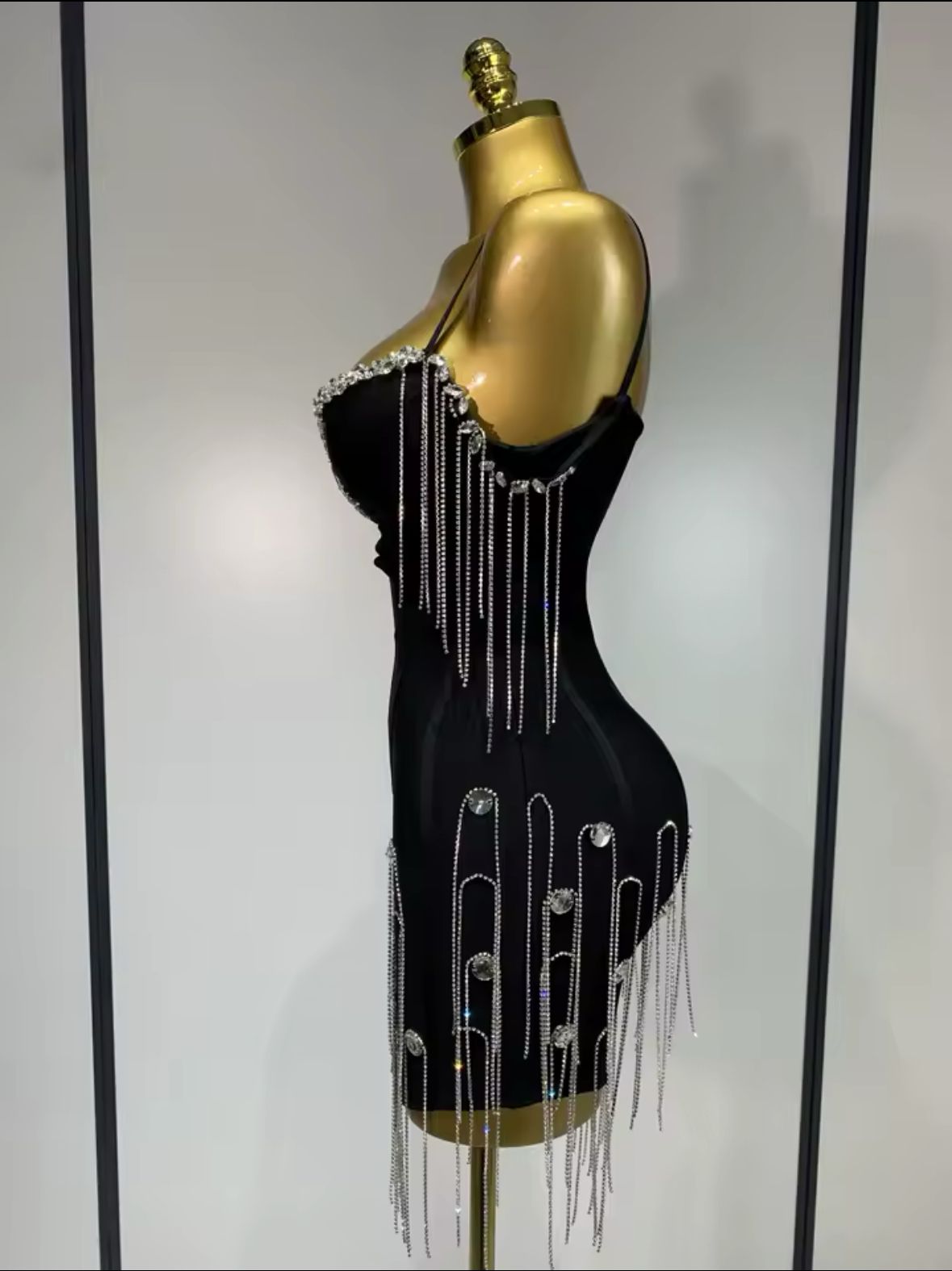 Rochie mini cu lanțuri și pietre argintii - imagine 3