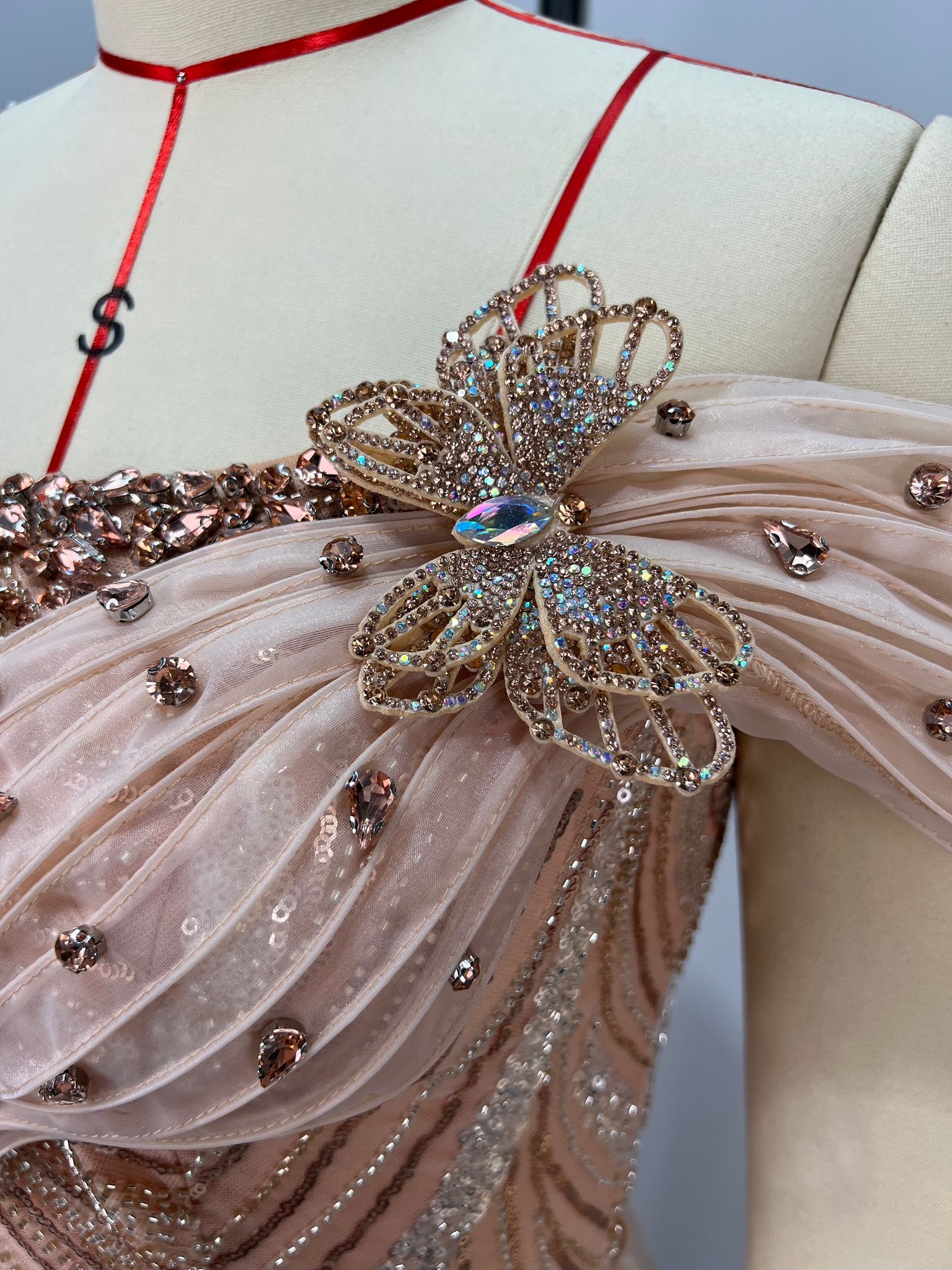 Rochie extravagantă de ocazii - imagine 4