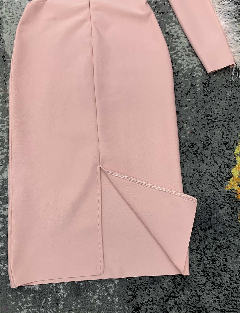 Rochie roz cu mânecă decupată - imagine 4