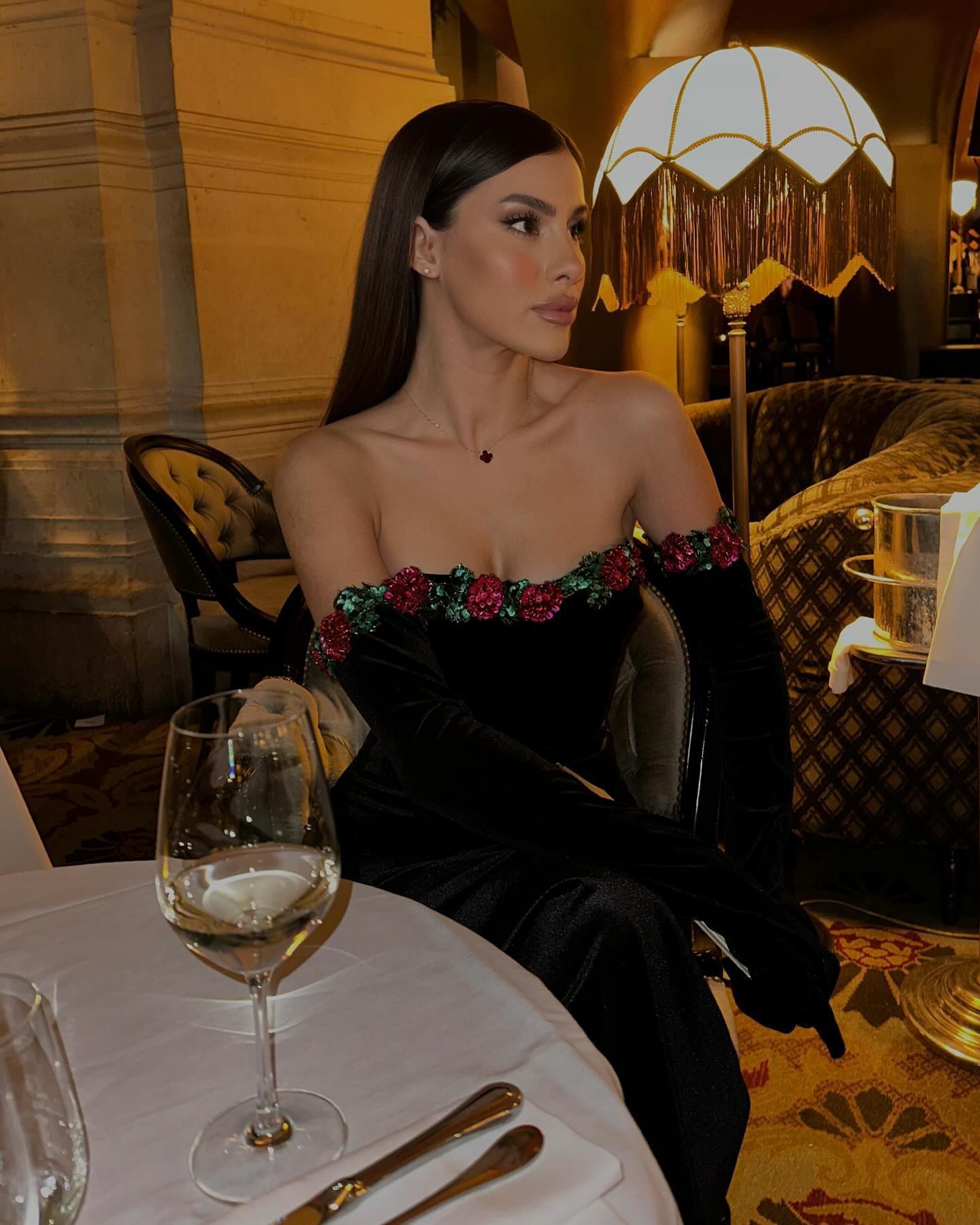 Rochie elegantă neagră cu mănuși - imagine 3