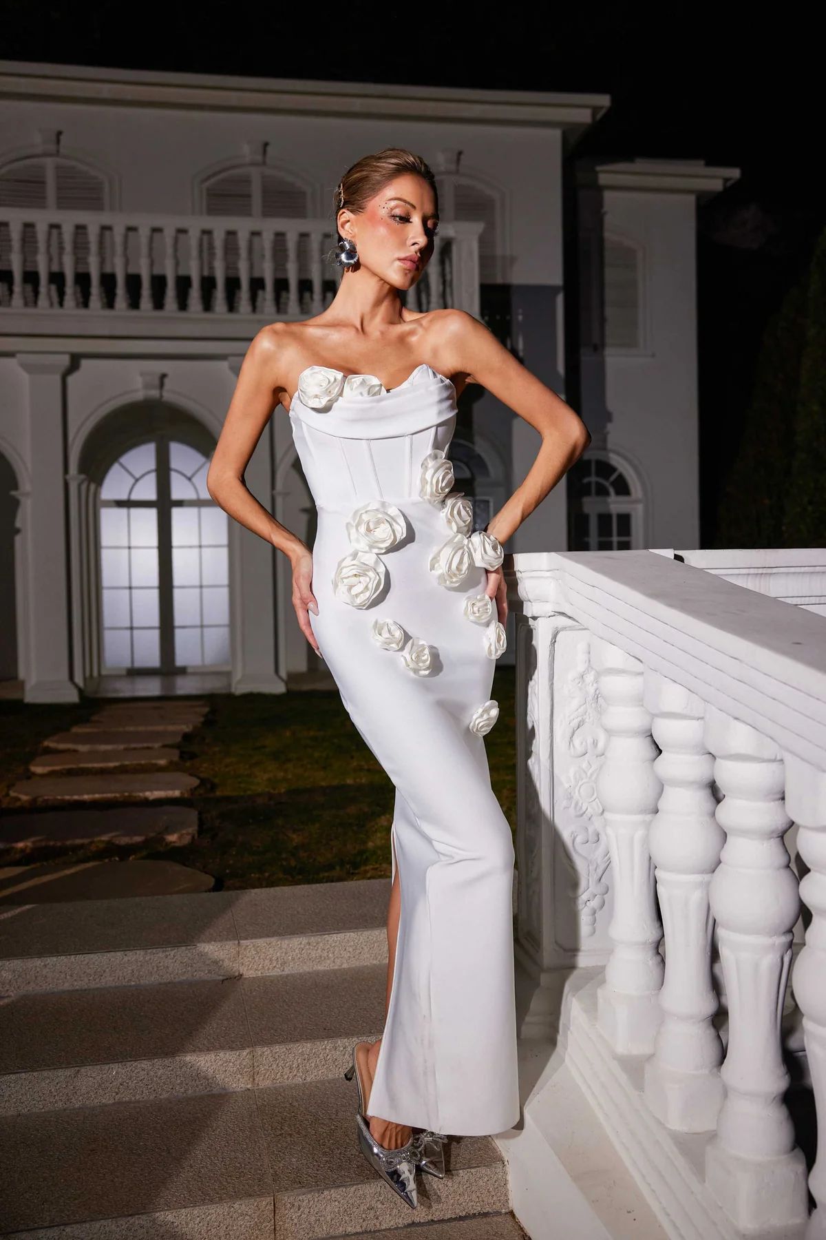 Rochie elegantă decorată cu trandafiri