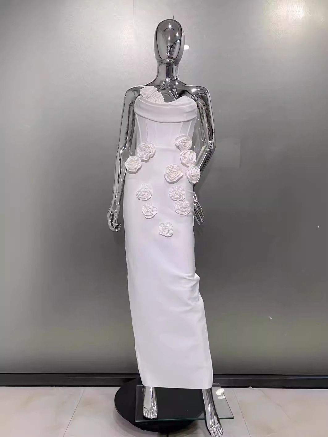 Rochie elegantă decorată cu trandafiri - imagine 8