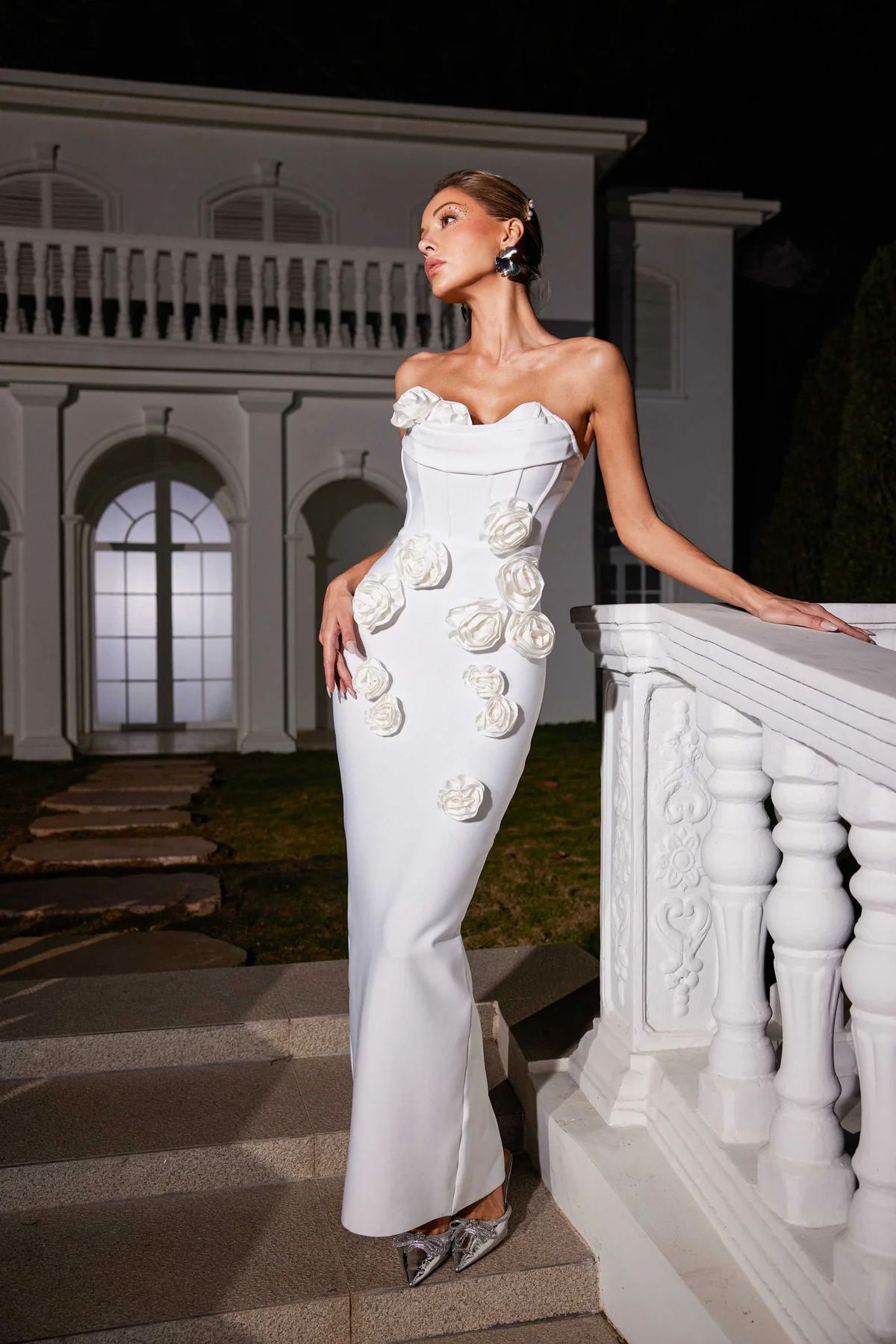 Rochie elegantă decorată cu trandafiri - imagine 4