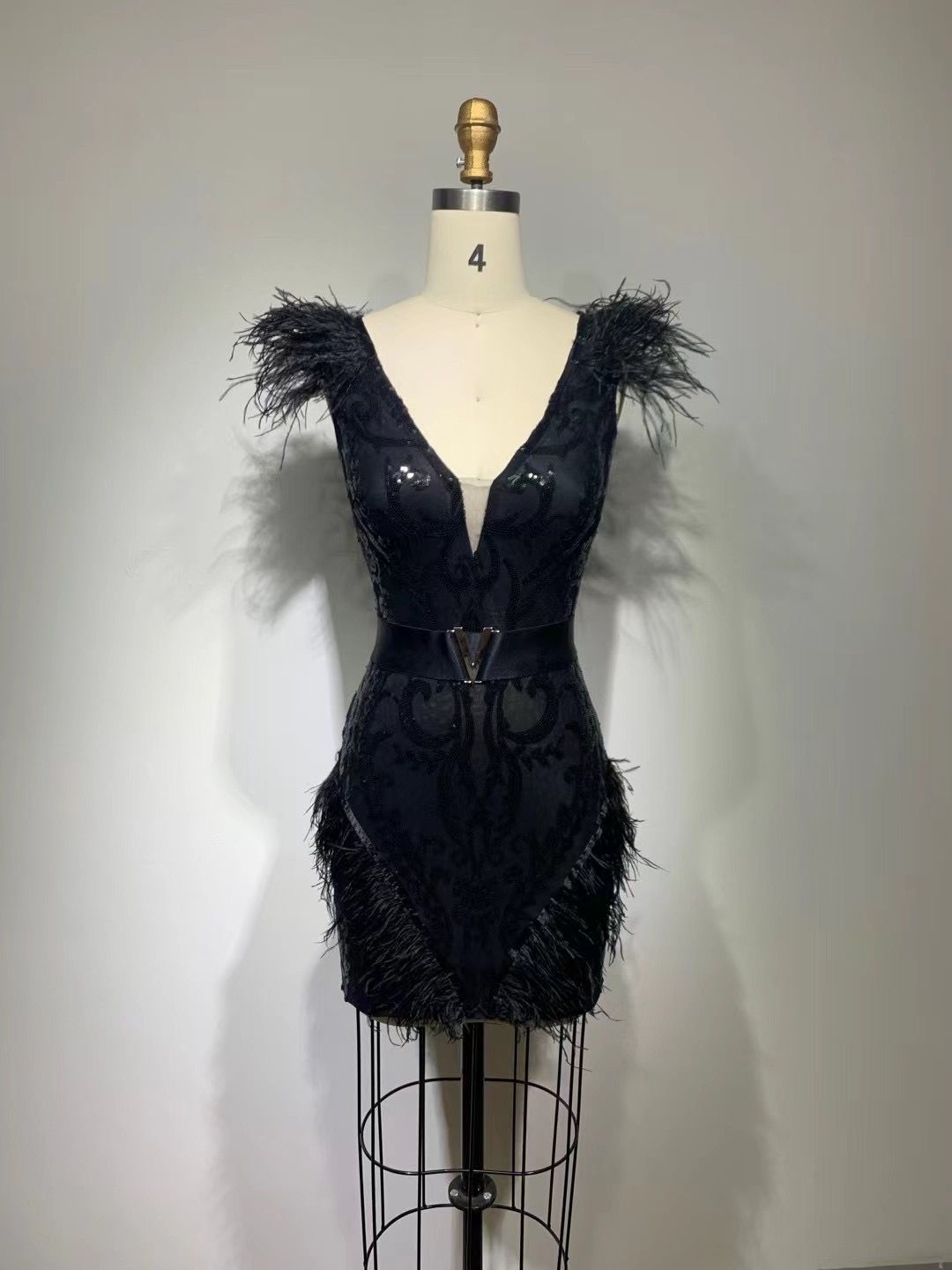 Rochie mini cu pene și paiete - imagine 3