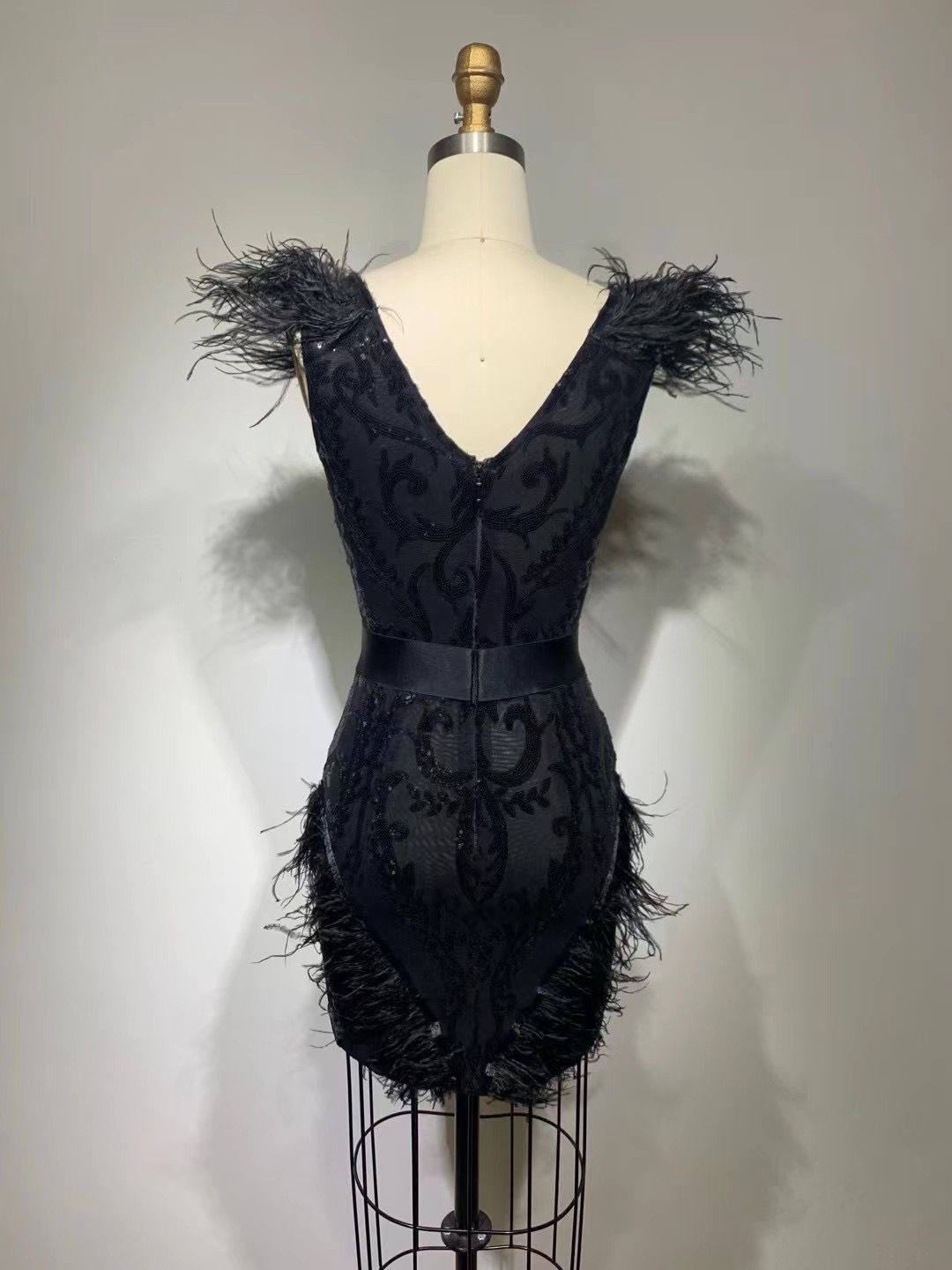 Rochie mini cu pene și paiete - imagine 4