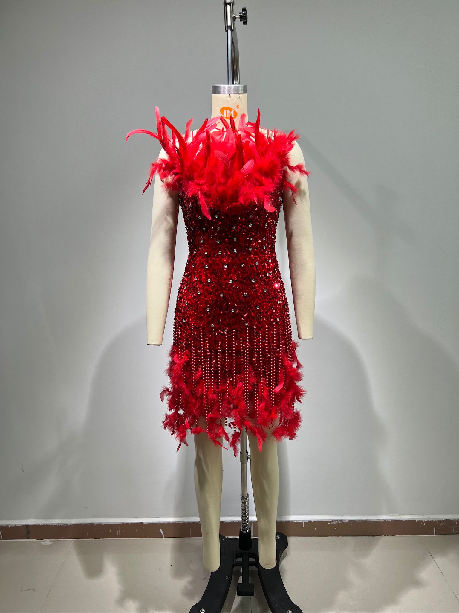 Rochie roșie decorată cu pene - imagine 2