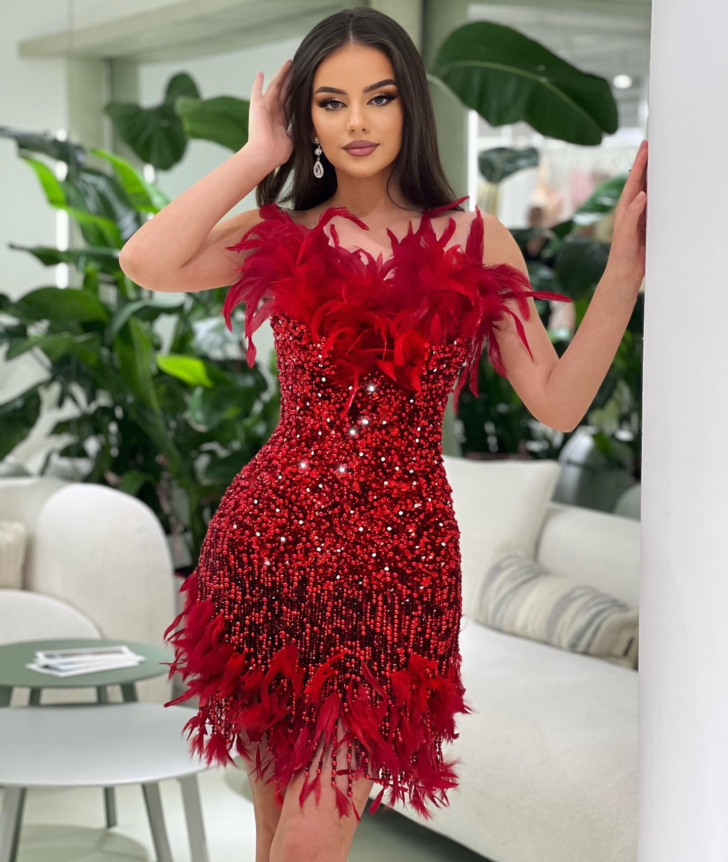 Rochie roșie decorată cu pene