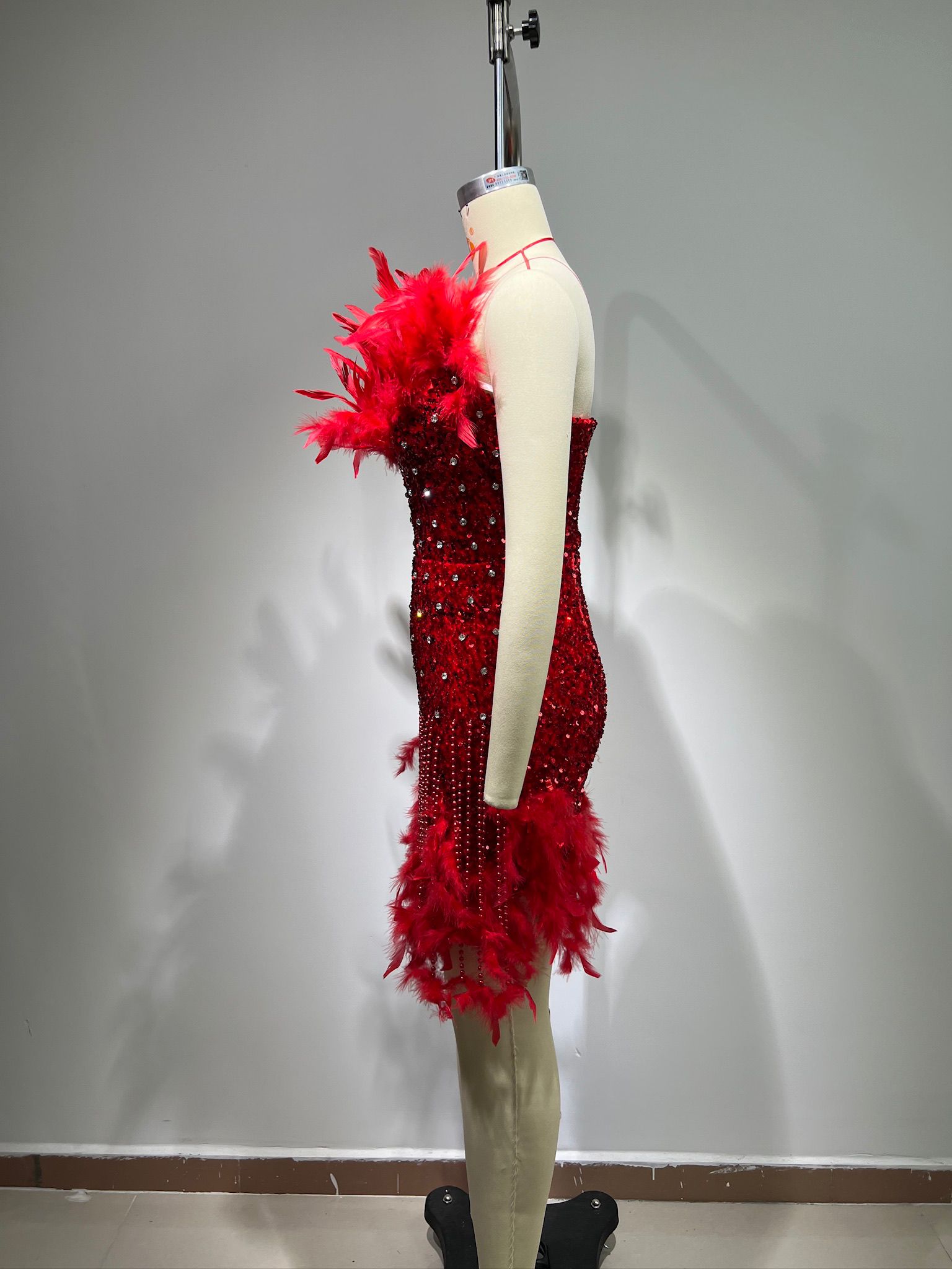 Rochie roșie decorată cu pene - imagine 4
