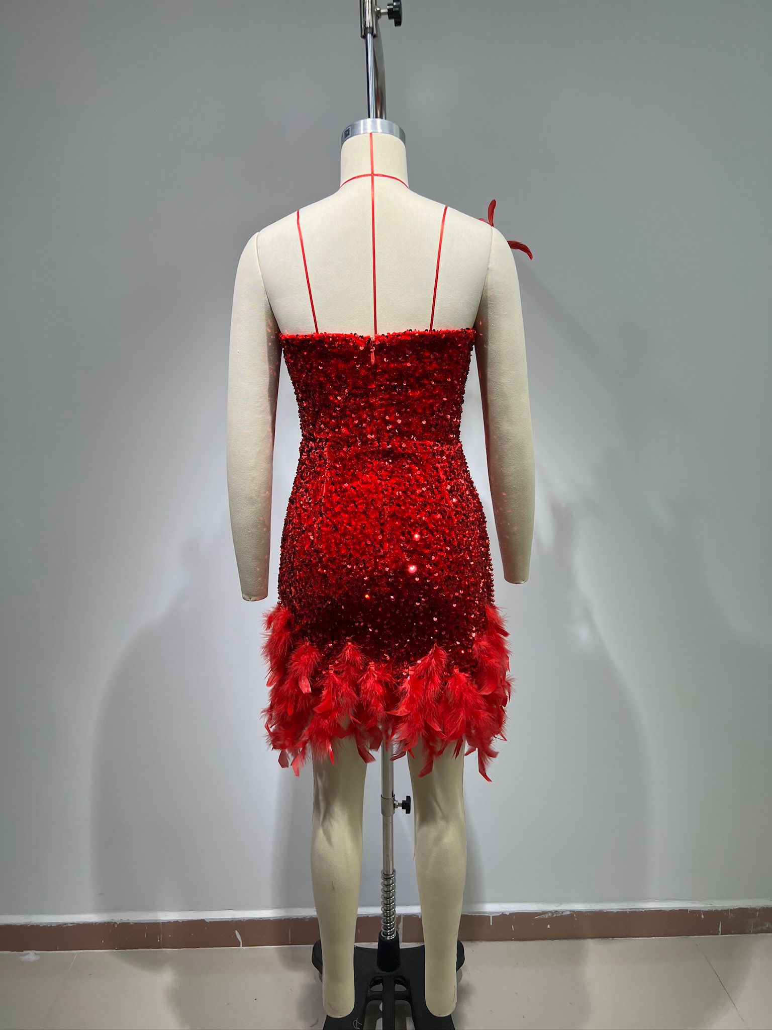 Rochie roșie decorată cu pene - imagine 5