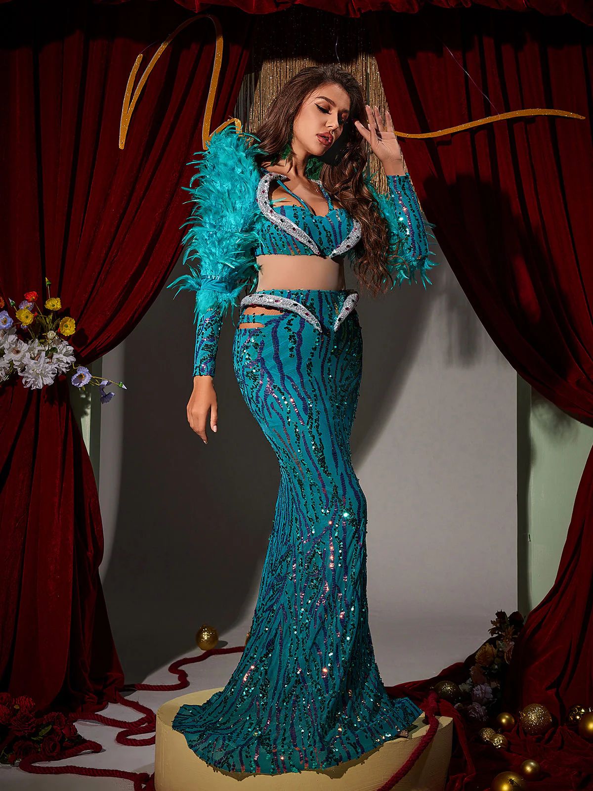 Rochie deosebită decorată cu pene - imagine 3