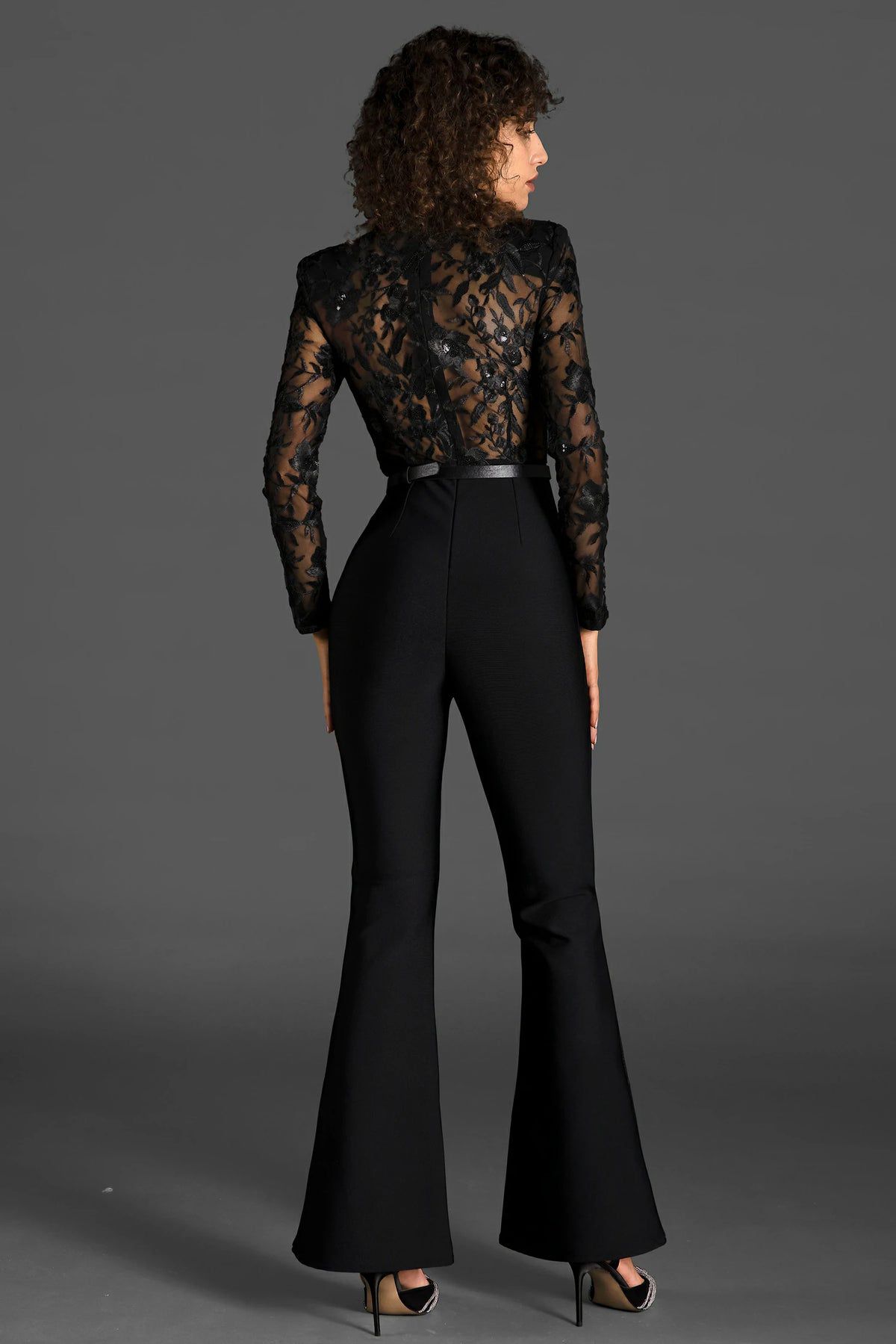 Salopetă elegantă cu pantaloni evazați și curea - imagine 2