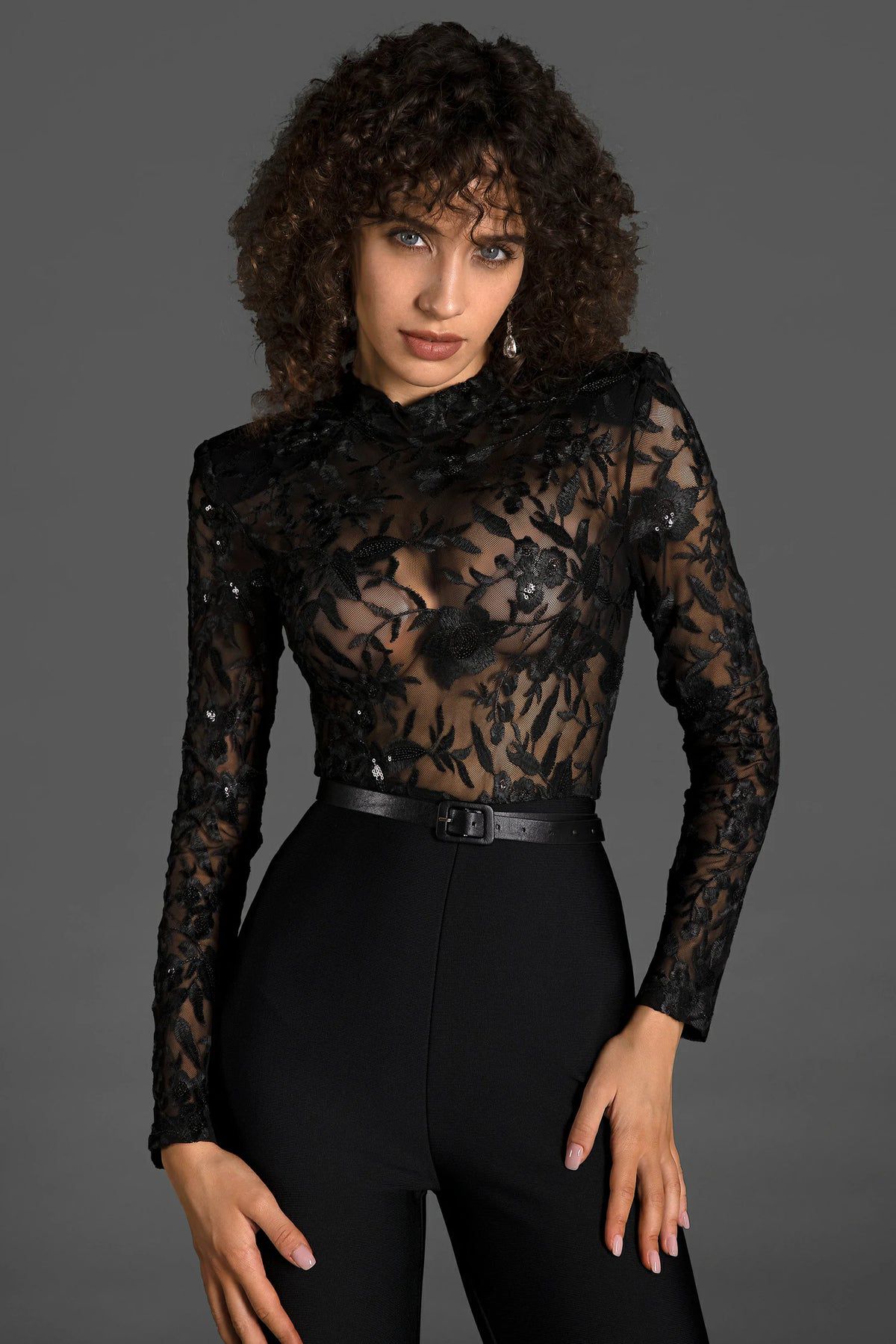 Salopetă elegantă cu pantaloni evazați și curea - imagine 5