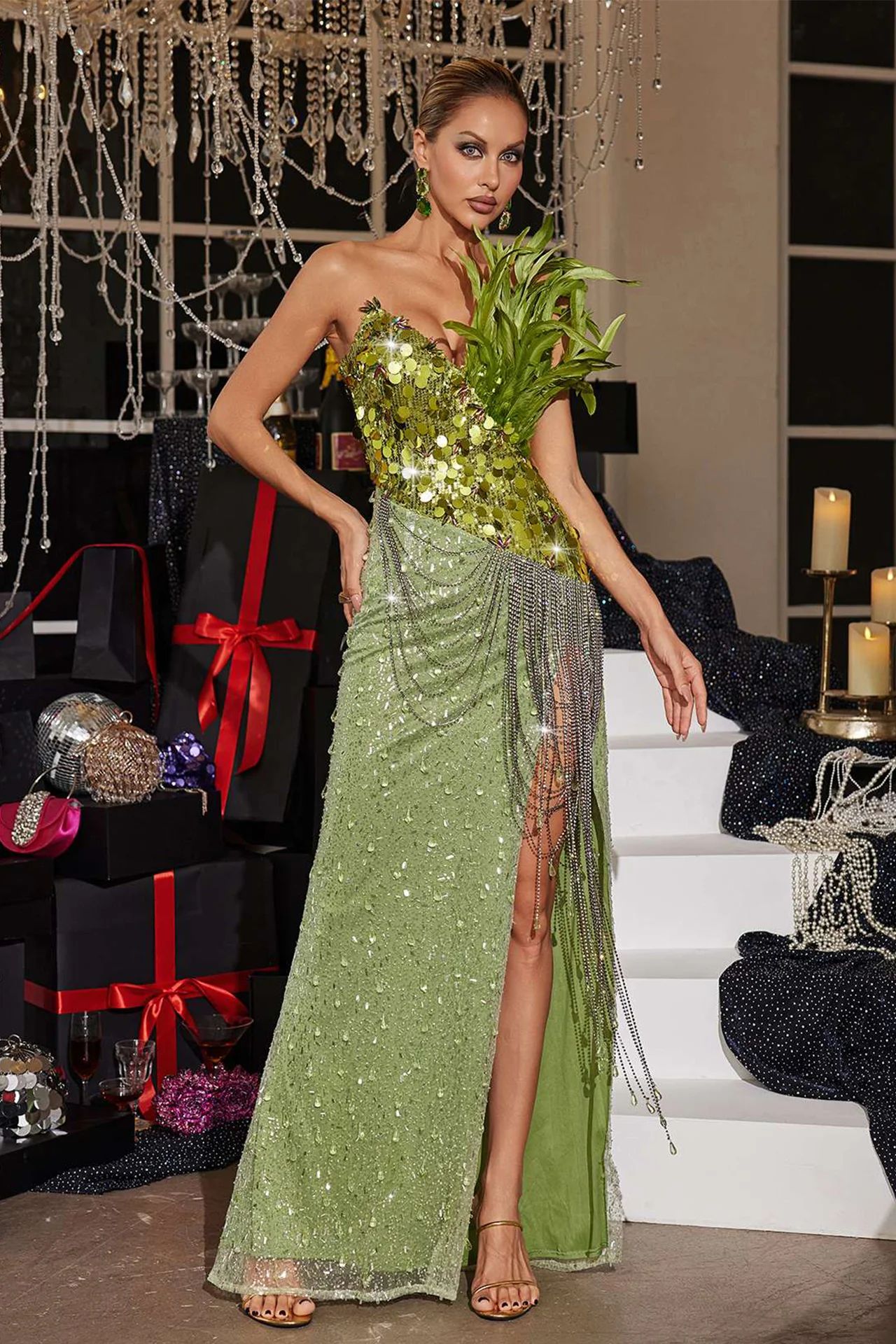 Rochie decorată cu pene și paiete - imagine 5
