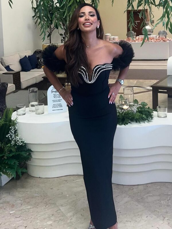Rochie mulată cu umerii căzuți