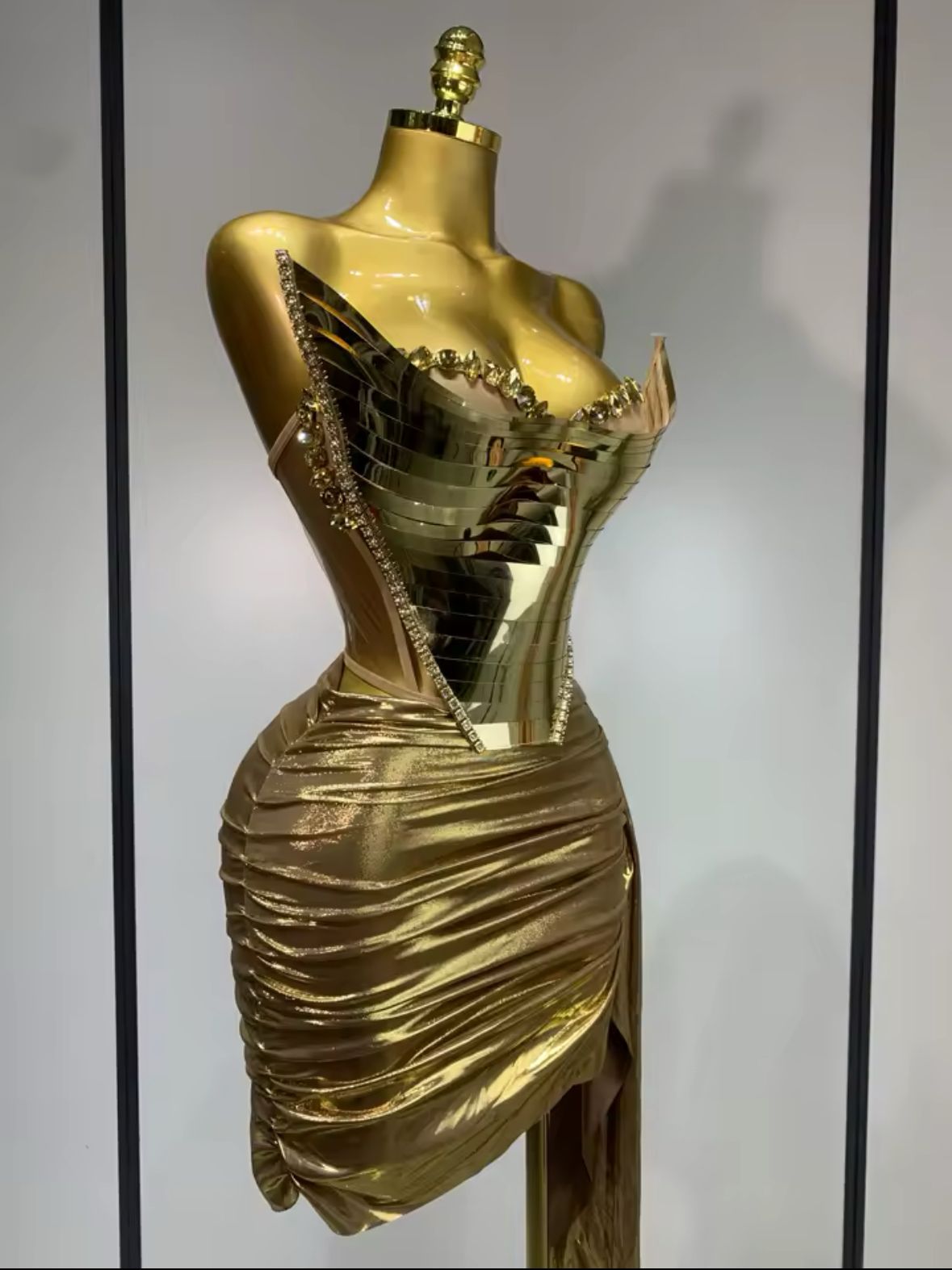 Rochie cu efect metalizat și fald lateral - imagine 5