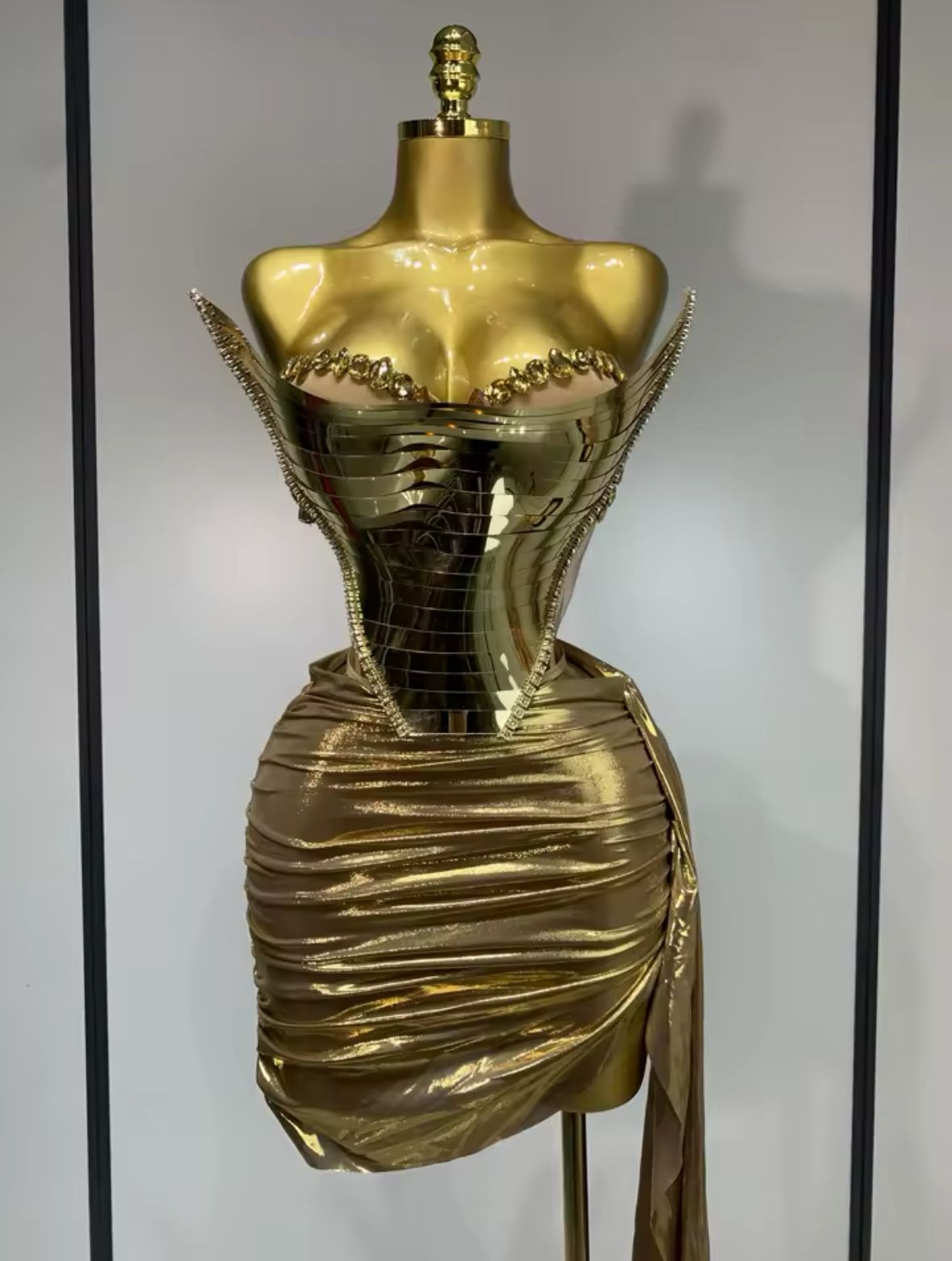 Rochie cu efect metalizat și fald lateral - imagine 4
