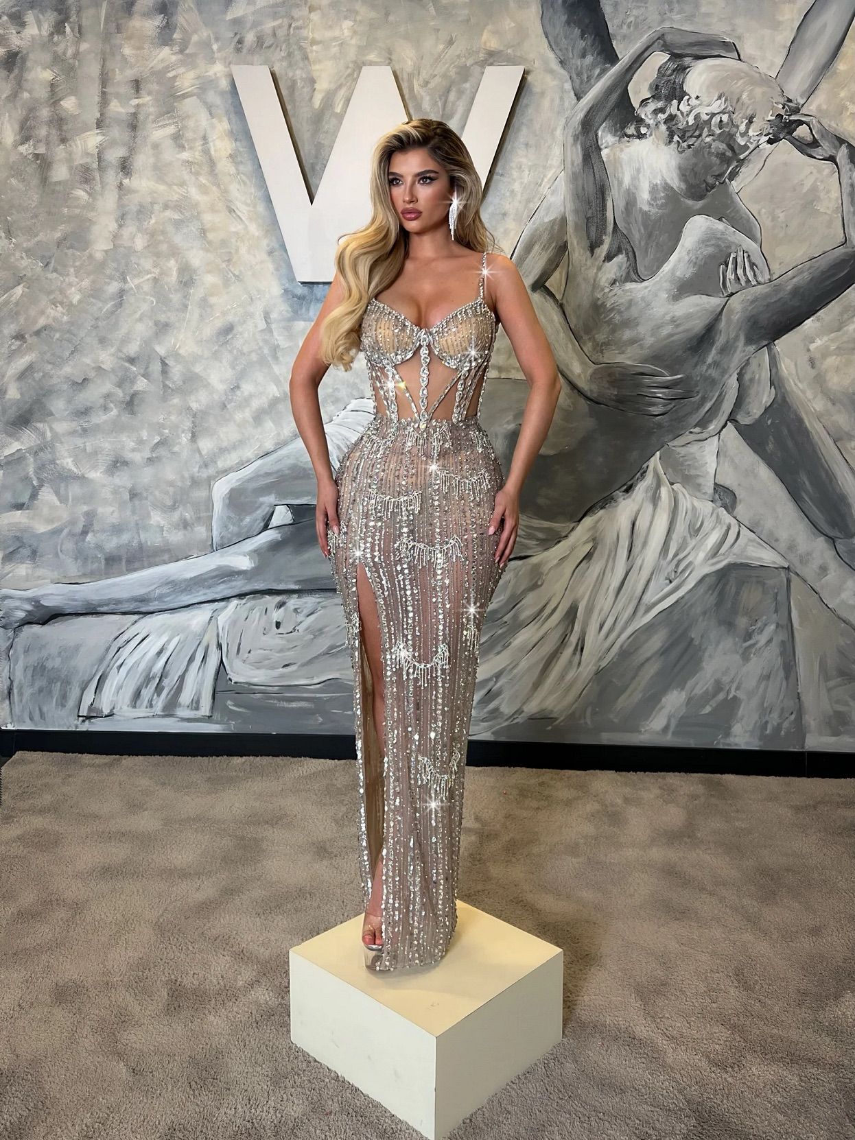 Rochie semi-transparentă cu fantă laterală
