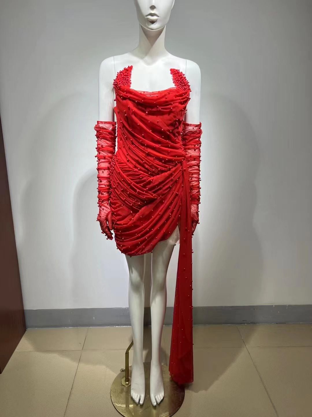 Rochie roșie sexy cu mărgele - imagine 2
