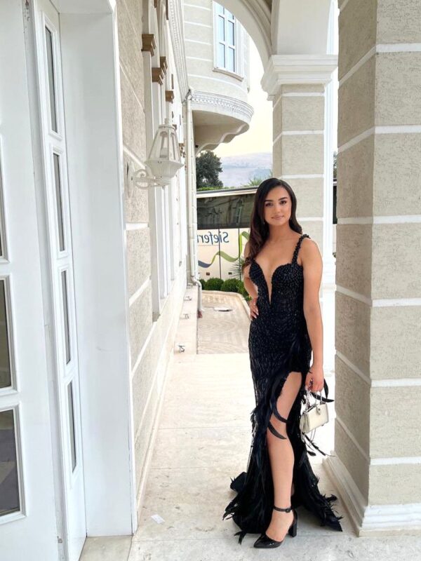 Rochie sexy cu pene și mănuși