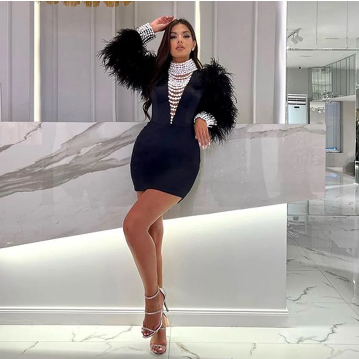 Rochie mini cu mărgele si mâneci din puf