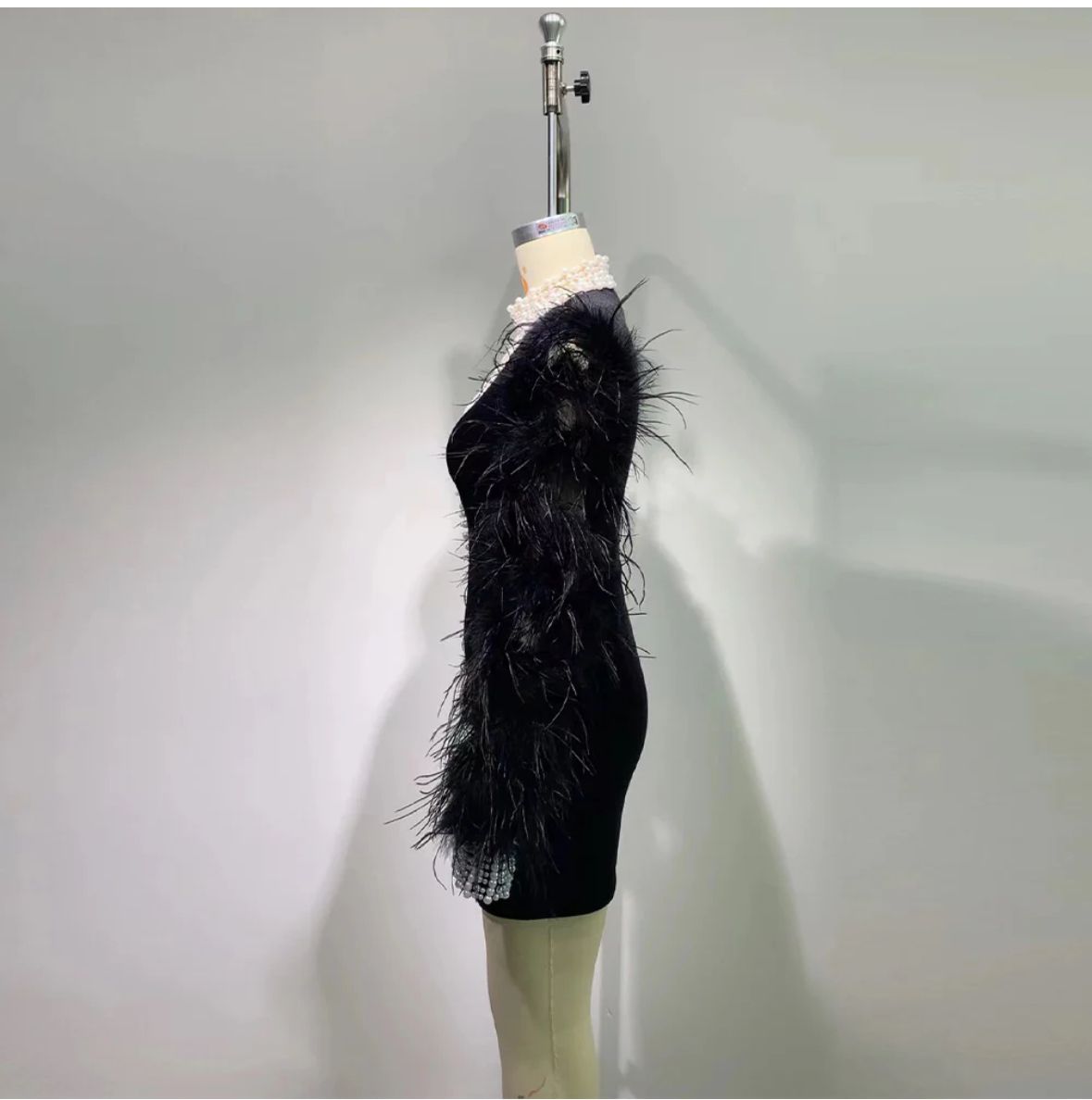 Rochie mini cu mărgele si mâneci din puf - imagine 3