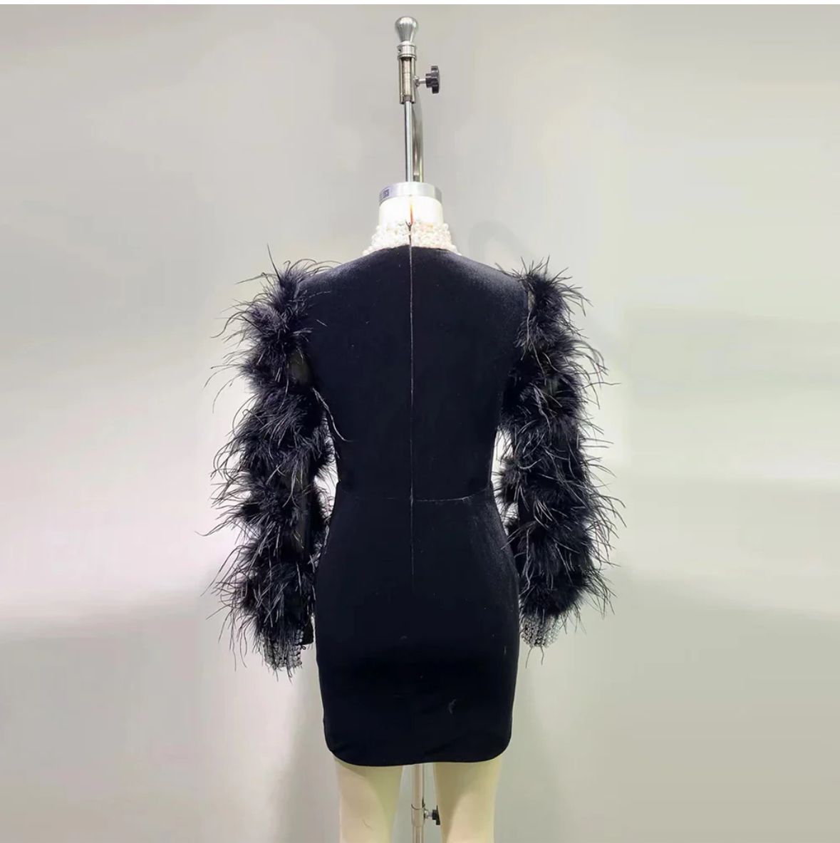 Rochie mini cu mărgele si mâneci din puf - imagine 4