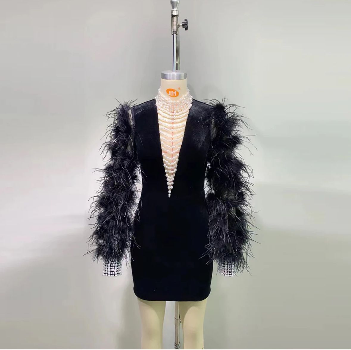 Rochie mini cu mărgele si mâneci din puf - imagine 2