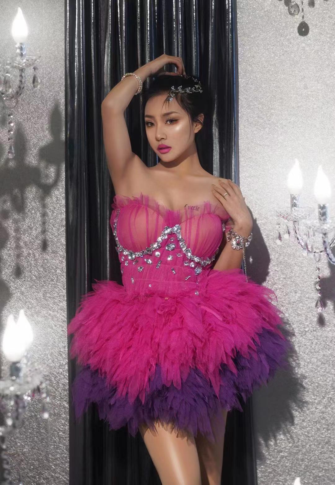 Rochie mini cu fustă din pene roz - imagine 7