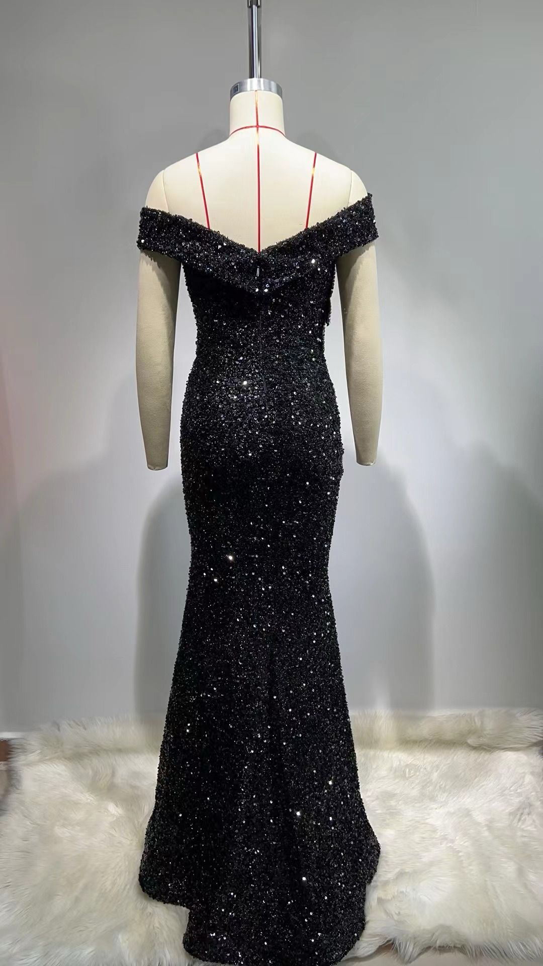 Rochie neagră sexy din paiete - imagine 4
