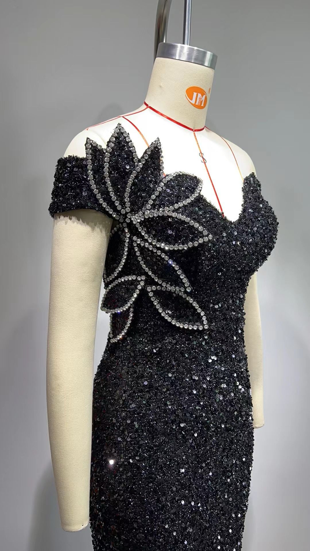 Rochie neagră sexy din paiete - imagine 2