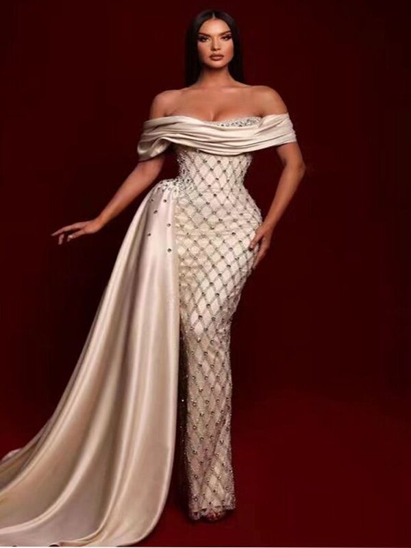 Rochie stil sirenă cu drapaj satinat