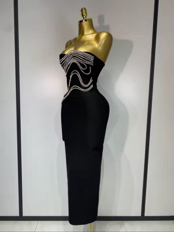 Rochie neagră stil creion fără bretele