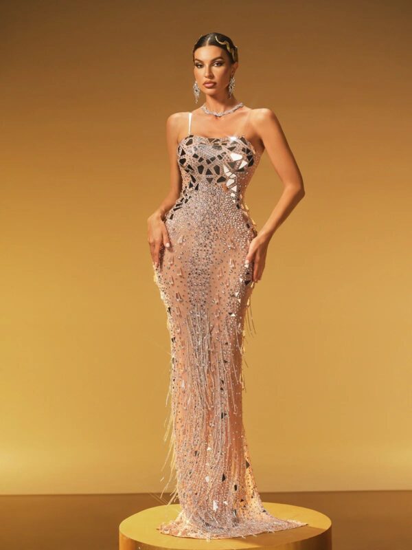 Rochie strălucitoare nude
