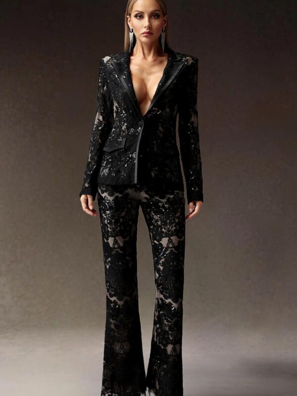 Costum elegant din dantelă