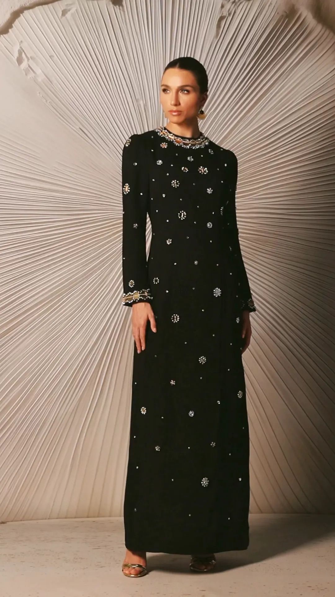 Rochie neagră cu flori din ștrasuri - imagine 2
