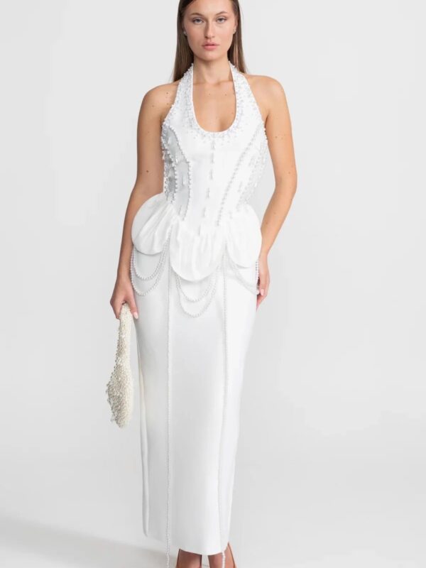 Rochie albă decorată cu perle