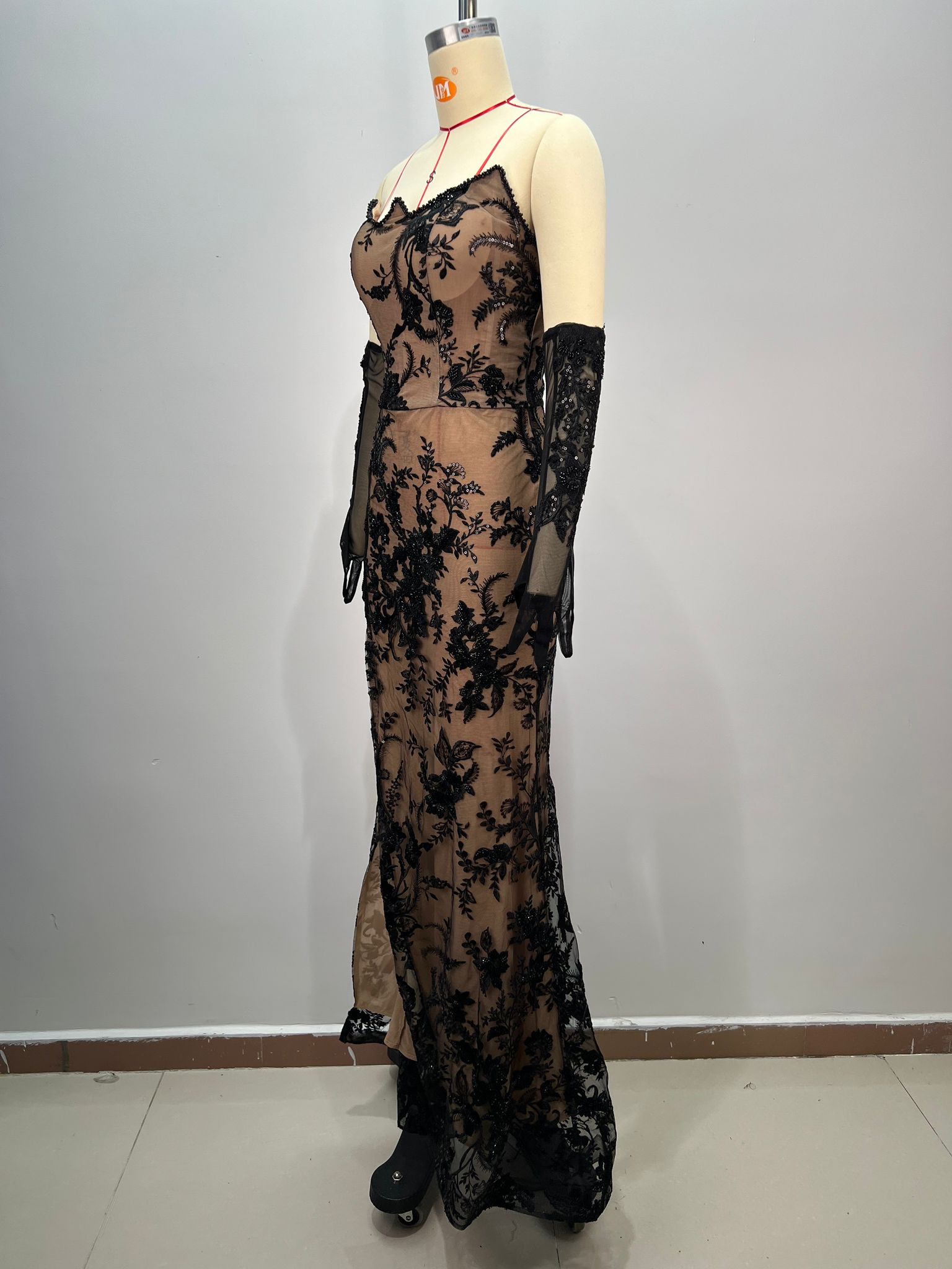 Rochie semi-transparentă cu decorațiuni florale - imagine 3