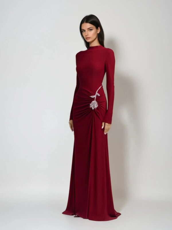 Rochie vișinie cu trandafir argintiu