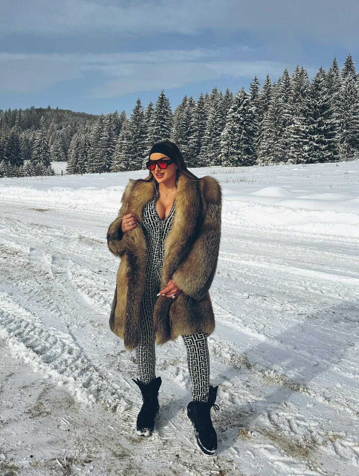 Salopeta sexy cu pernuțe pe umeri