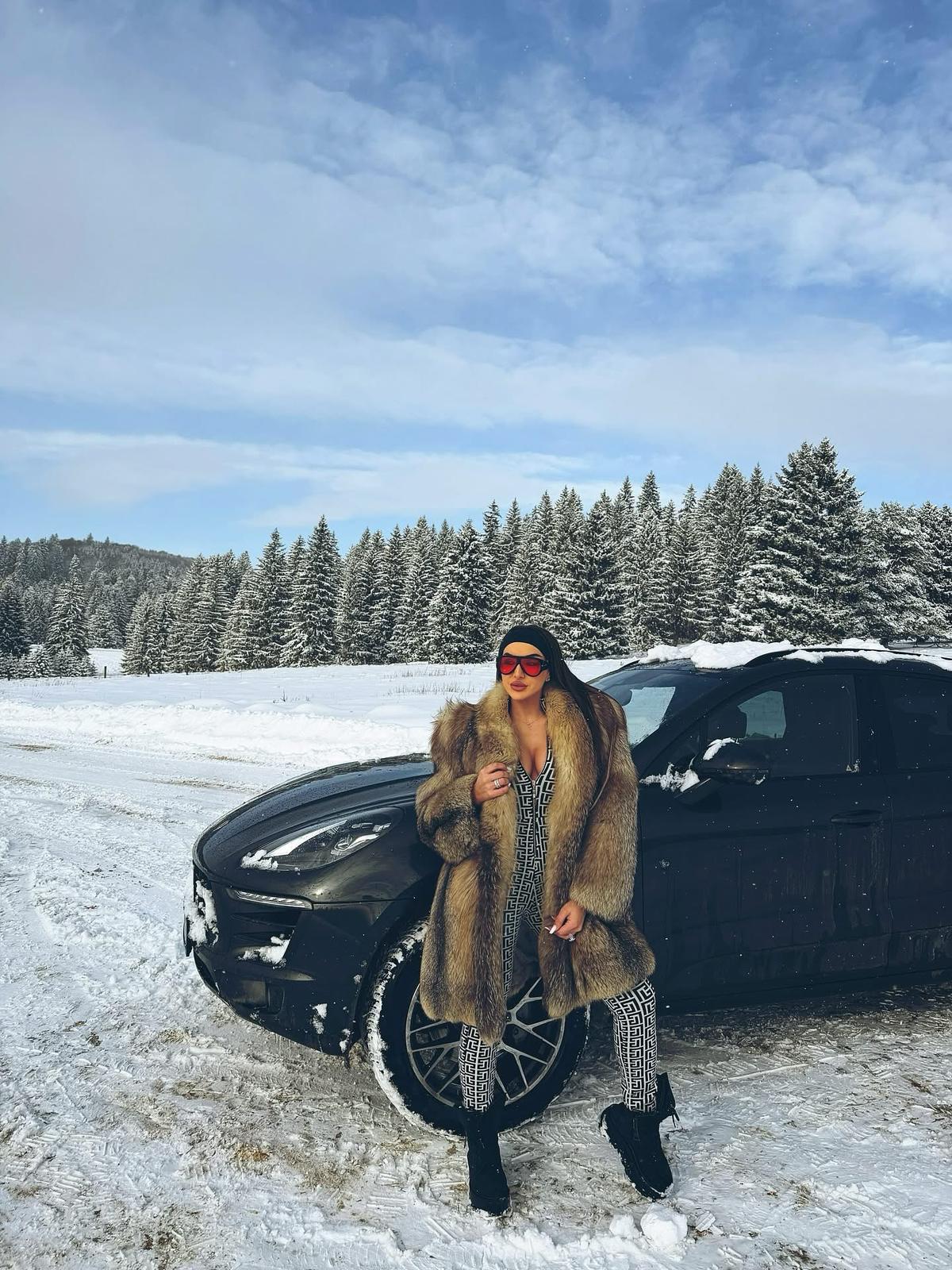 Salopeta sexy cu pernuțe pe umeri - imagine 4