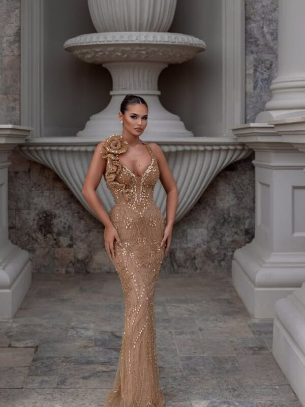 Rochie bej cu trandafir elegant