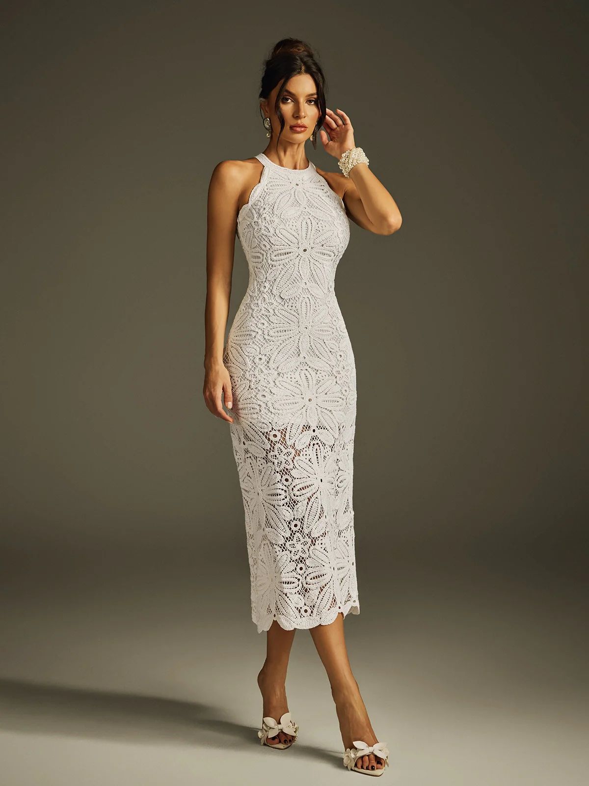 Rochie Midi din Dantelă Macrame Albă cu Model Floral, Guler Halter și Croială Cambrată