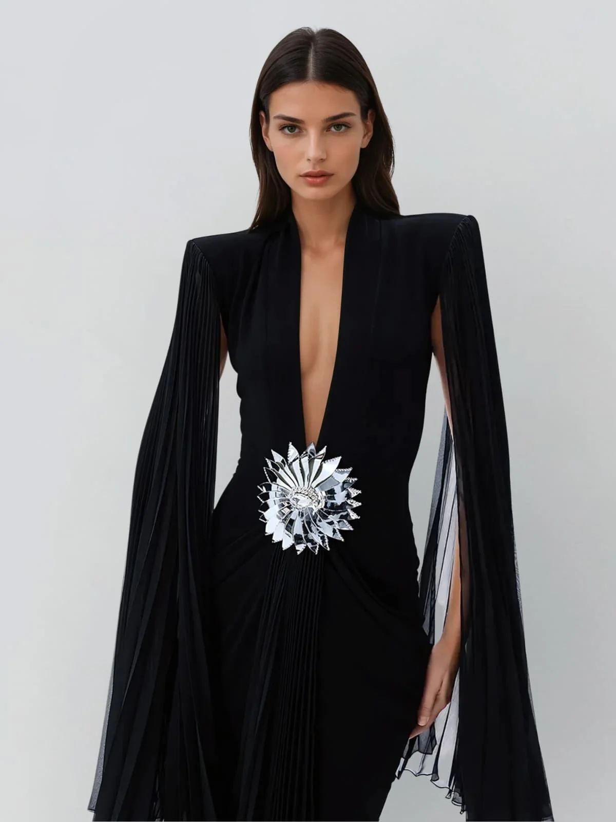 Rochie lungă de seară neagră cu decolteu adânc, mâneci tip capă plisate și broșă florală argintie - imagine 2
