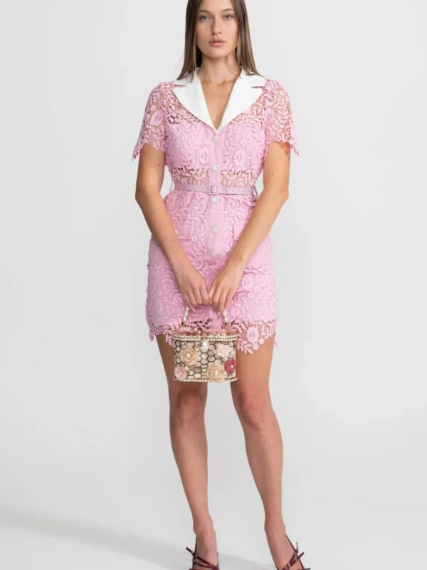 Rochie mini din dantelă roz cu guler alb