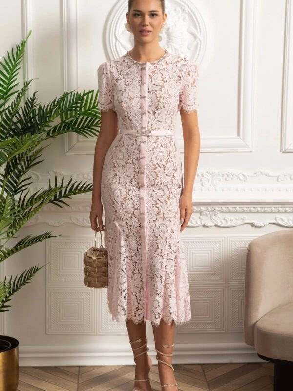Rochie midi din dantelă florală, cu nasturi bijuterie și curea în talie