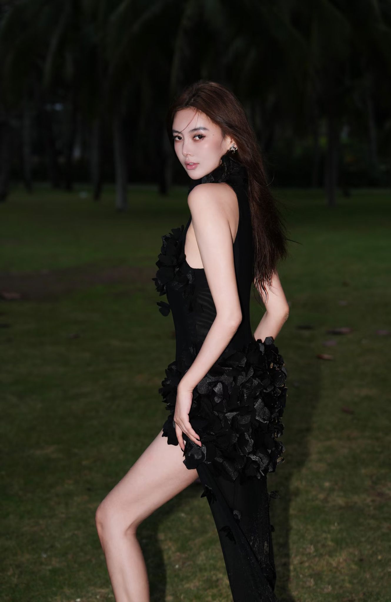 Rochie lungă de seară tip halter cu aplicații florale 3D și șliț adânc - imagine 2